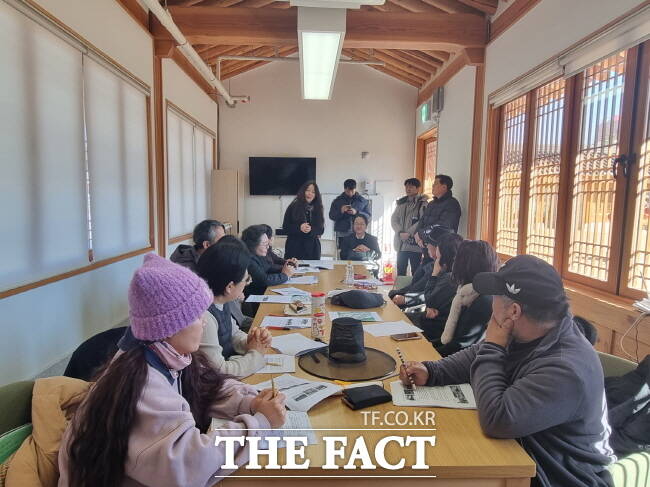 유네스코한국위원회 모니터링단 방문 모습. /수원시