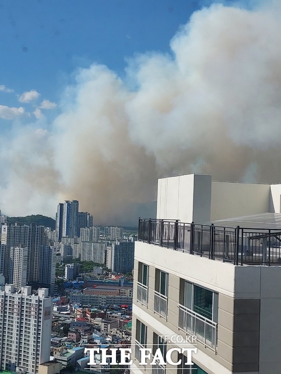 대구 함지산 산불과 관련해 30일 오후 5시 13분 서변동에 대해 주민대피령이 발령됐다. 사진은 28일 오후 대구도심에서 본 함지산 산불 모습 /정창구 기자