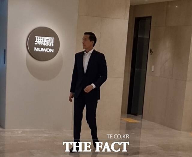 김동관 한화그룹 부회장이 스타벅스 매장으로 이동하고 있다. /강남구=이성락 기자