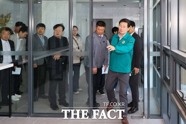 이상일 용인시장이 29일 롯데캐슬 하이브엘 주민 커뮤니티 시설 시공 상태를 살펴보고 있다./용인시