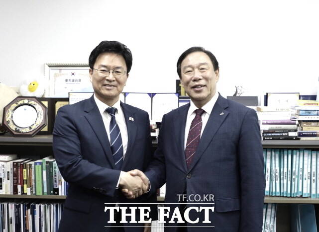 최민호 세종시장이 30일 정진욱 더불어민주당 당대표 직무대행 비서실장(왼쪽)을 만나 행정수도 완성 등 대선공약화의 필요성을 강조했다. /세종시