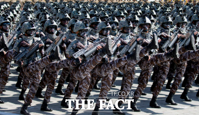 국가정보원은 30일 러시아에 파병된 북한군 가운데 600여 명 사망 등 모두 4700여 명의 사상자가 발생했다며 3차 파병 가능성도 배제하기 어렵다고 밝혔다. 사진은 북한 건국 70주년 기념 열병식에서 행진하고 있는 북한 군인들의 모습. /뉴시스