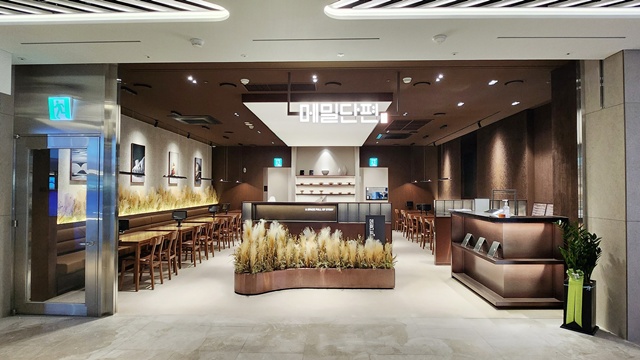 교촌에프앤비가 운영하는 메밀단편이 강동 아이파크 더리버몰에 2호점을 열었다. /교촌