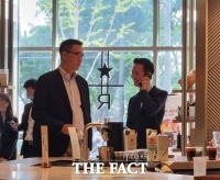  한화 3형제 커피 마시러 왔다…트럼프 주니어 숙소서 포착
