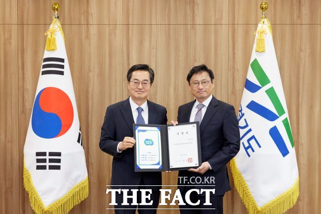 1일 김동연(왼쪽) 경기도지사가 오후석 신임 경기도평생교육진흥원장에게 임명장을 전달하고 함께 기념 촬영을 하고 있다. /경기도