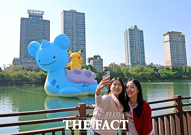 롯데는 롯데월드타워·몰 및 석촌호수 일대에서 오는 18일까지 포켓몬타운 2025 위드 롯데를 개최한다. /롯데물산