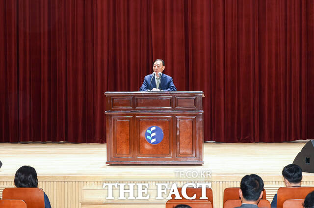 1일 가정의 달을 맞아 설동호 교육감이 5월 월례조회에서 인사말을 하고 있다. /대전시교육청