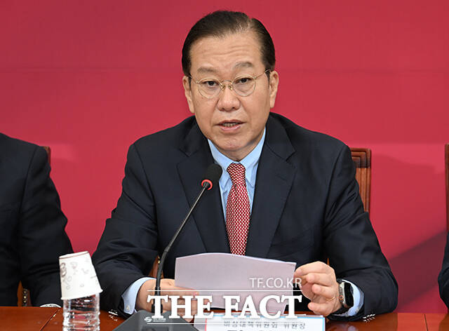 권영세 국민의힘 비상대책위원장은 1일 이재명 더불어민주당 대선 후보의 대법원 판결을 앞두고 국민의 상식과 눈높이에 맞는 판결을 기대하며 전과 4범의 12개 혐의로 5개 재판을 받고 있는 사람이 거대 정당 대선 후보라는 사실부터가 정상적이라고 할 수 없다고 강조했다. /박헌우 기자