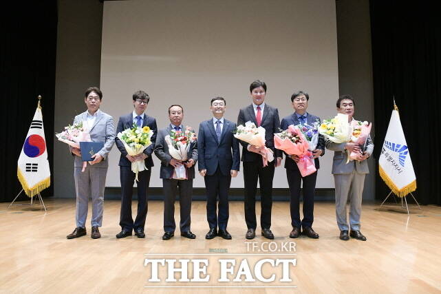 세종시가 1일 시청 여민실에서 5월 직원 소통의 날 행사를 연 가운데 으뜸세종상 수상자들이 기념 촬영을 하고 있다. /세종시