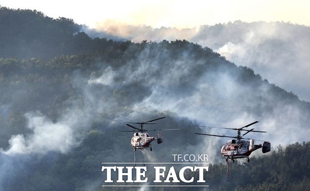 지난달 30일 대구 북구 함지산 산불 현장에서 진화 작업 중인 소방헬기 /뉴시스
