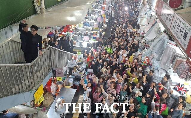 한동훈 국민의힘 대선 후보(사진 왼쪽)가 1일 서문시장을 방문해 상가 계단에서 지지자들에게 인사하고 있다. /박병선 기자