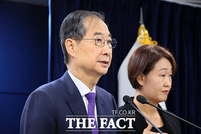 한덕수 대통령 권한대행 국무총리(왼쪽)가 1일 오후 서울 종로구 정부서울청사에서 대국민담화를 하고 있다. /국무총리실