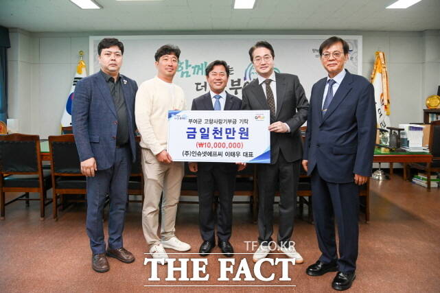 이태우 인슈넷에프씨 대표가 지난달 30일 부여군수실에서 부여군 고향사랑기부제에 최초로 1000만 원의 고액을 기부하고 박정현 부여군수 및 관계자들과 기념촬영을 하고 있다. /부여군