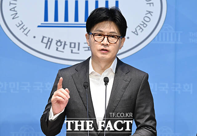 한동훈 국민의힘 대선 경선 후보는 1일 대법원이 전원합의체 판결로 바로잡았다. 신속하고 정의로운 판결이라고 경의를 표하며 이재명이라는 위험한 인물은 순순히 물러나지 않을 것이라고 주장했다. /박헌우 기자