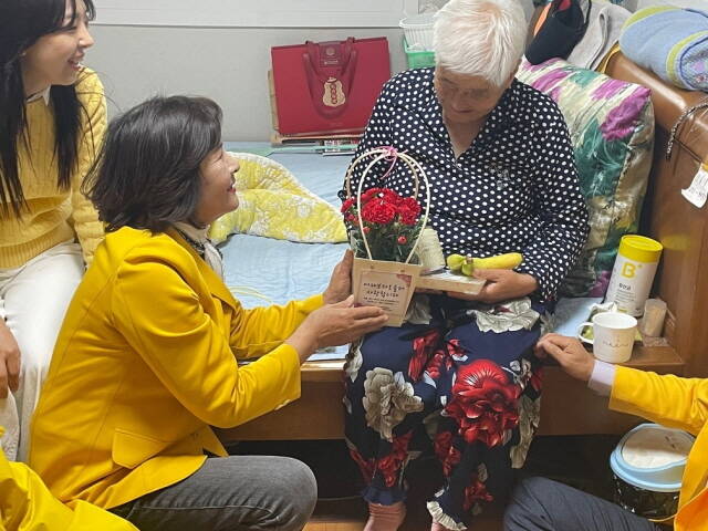 孝꾸러미 전달 모습 /신안군