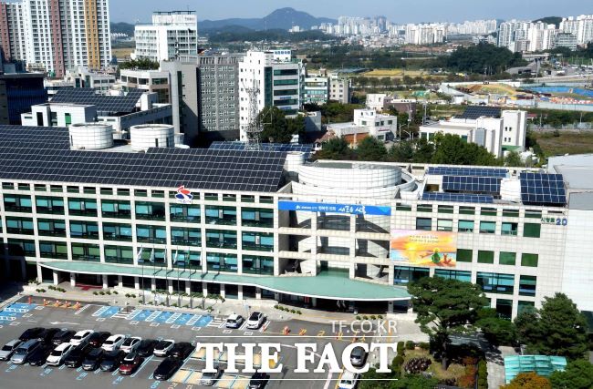 시흥시청 옥상에 설치한 시흥시민햇빛발전소. /시흥시