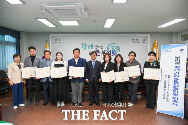 박정현 부여군수(가운데)가 지난달 30일 서동브리핑실에서 부여군 청년기금 운용심의위원 위촉식을 갖고 기념촬영을 하고 있다. /부여군