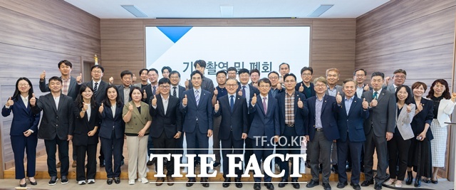 경상국립대학교 RISE사업단 출범식 후 참석자들이 기념 촬영을 하고 있다./경상국립대