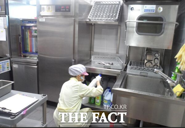 대전 서구는 1일 여름을 앞두고 식중독 사고에 취약한 어린이집을 대상으로 5월 한 달간 집중 점검을 추진한다. 사진은 어린이집 집단급식소 지도점검 모습./대전 서구