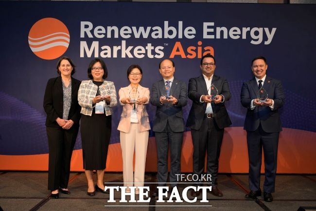 지난달 30일 싱가포르에서 열린 ‘신재생에너지 시장(REM·Renewable Energy Markets) 아시아 2025’에서 행사 주최 측과 경기도 관계자들이 기념 촬영을 하고 있다./경기도