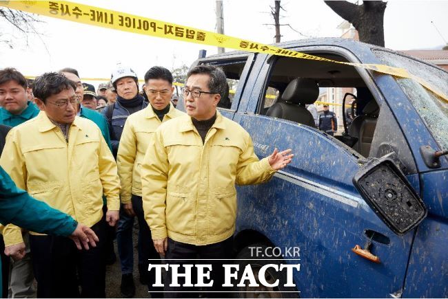 김동연 경기도지사가 지난 3월 7일 오폭사고 현장에서 피해상황을 점검하고 있다. /경기도