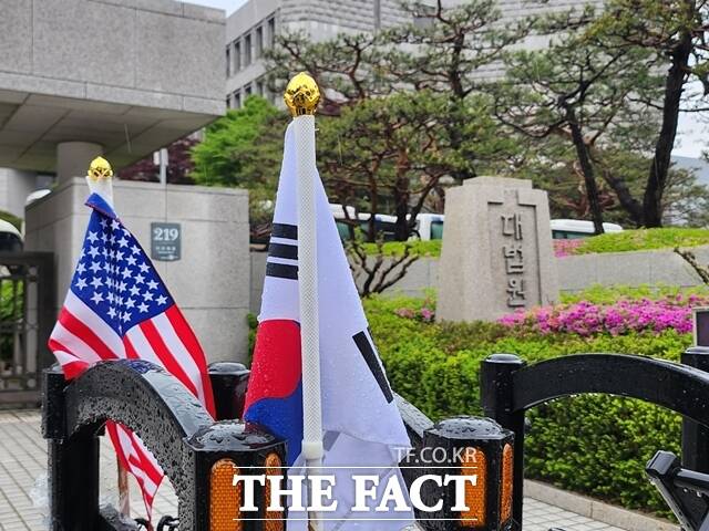 이날 대법원 정문 앞에도 이 후보의 무죄를 촉구하는 여성이 마음 졸이며 기다렸다. 여성의 반대편에는 4명 정도 되는 윤 지지자들도 대기 중이었다. 태극기와 성조기가 섞인 마스크와 스탑 더 스틸(STOP THE STEAL) 뱃지가 붙은 모자를 쓴 지지자는 여성을 향해 시비도 걸었다. /이윤경 기자