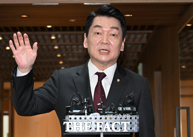 안철수 국문이흼 의원이 1일 이재명 더불어민주당 대선 후보에게 사퇴를 촉구했다. 대법원은 이 후보의 공직선거법 위반 사건을 유죄 취지로 파기환송했다. /이새롬 기자