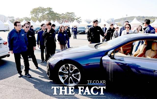 보령시가 2025 보령·AMC 국제 모터페스티벌 개최를 앞두고 현장점검을 나선 가운데 김동일 보령시장(왼쪽)이 전시 차량을 점검하고 있다. /보령시