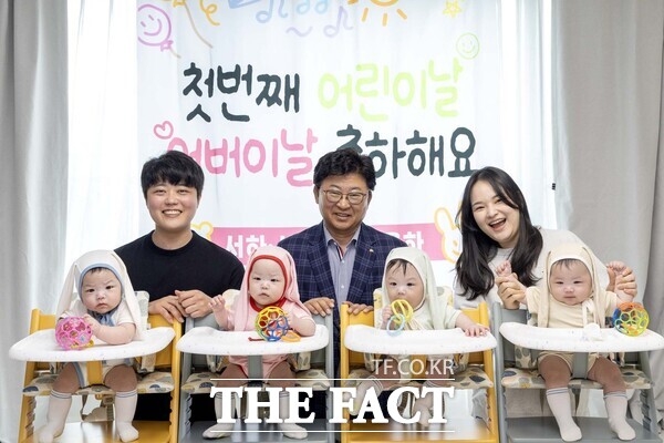 최충규 대전 대덕구청장이 1일 5월 가정의 달을 맞아 올해 첫 어버이날과 어린이날을 맞이한 정재룡·가미소 부부와 서하, 시하, 도하, 율하 등 네쌍둥이 가정을 방문해 응원을 전했다./대덕구