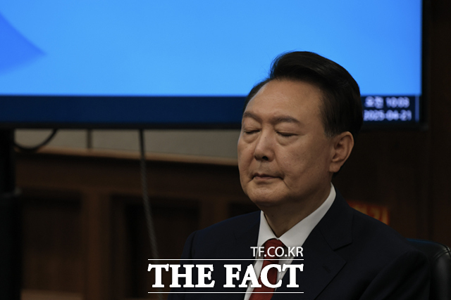 윤석열 전 대통령이 4월 21일 서초동 서울중앙지법에서 열린 내란 우두머리 혐의에 대한 두 번째 정식 재판에 출석하고 있다. 2025.4.21 사진공동취재단