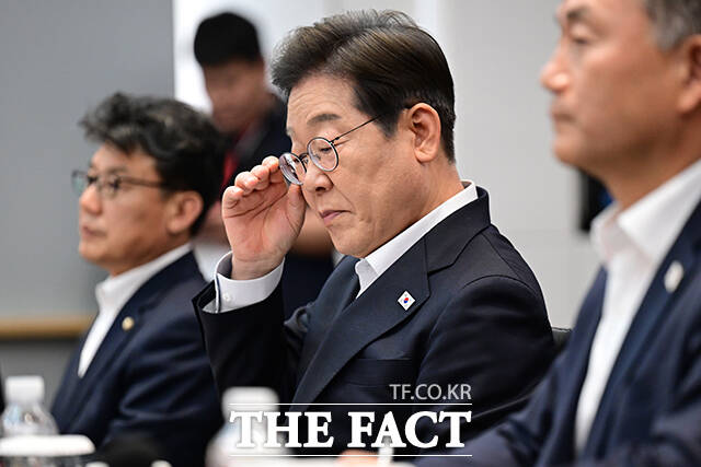 이재명 더불어민주당 대선 후보가 28일 오후 경기도 이천시 SK하이닉스 이천캠퍼스에서 열린 K-반도체 AI메모리반도체 기업 간담회에 참석해 자료를 살펴보고 있다. /이천=남윤호 기자