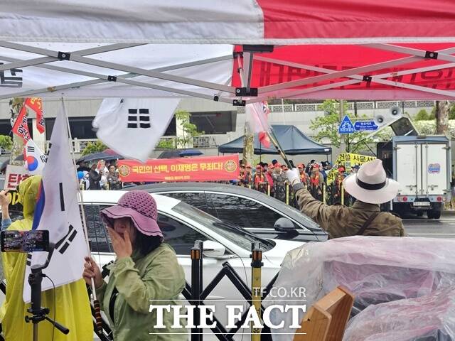 앞서 이날 오후 1시께 이 후보 지지자들과 윤 전 대통령 지지자들은 쏟아지는 비를 맞으면서도 자리를 지키며 신경전을 벌였다. /이다빈 기자
