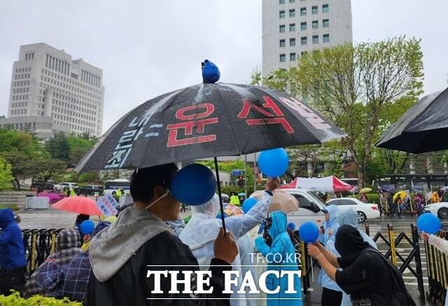 이재명 더불어민주당 후보의 공직선거법 위반 사건 상고심 판결 선고가 1일 오후 3시에 진행되는 가운데 이날 오후 1시께 서울 서초구 대검찰청 정문 앞에선 이 후보와 윤석열 전 대통령의 지지자들이 횡단보도 하나를 사이에 두고 서로 집회를 개최했다./이윤경 기자