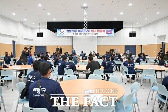 경기 포천시 농가에서 일하기 위해 지난달 30일 입국한 캄보디아 국적 외국인 계절근로자 94명이 입국 직후 관련 교육을 받고 있다. /포천시