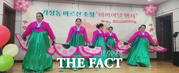 대전시설관리공단 기성종합복지관은 1일 기성종합복지관 2층 세미나실에서 기성동 지역 어르신 200명을 모시고 감사의 마음을 전하고자 어버이날 행사를 개최했다. 사진은 축하공연 진행 모습. /대전시설관리공단