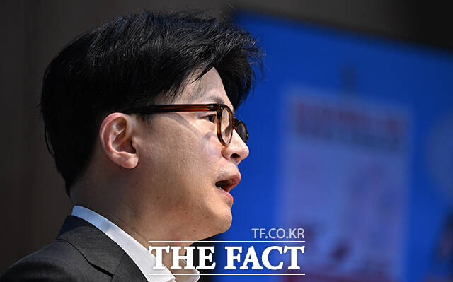 한동훈 국민의힘 대통령 선거 경선 후보가 당내 일부가 대선 승리보다 기득권만 유지에 집중한다며 강하게 비판했다. 그는 어떤 분들에게는 지금 목표가 대선 승리가 아니라 자기들 기득권 유지가 있다고 보인다. 저는 철저하게 다른 생각이 없다고 강조했다. /박헌우 기자