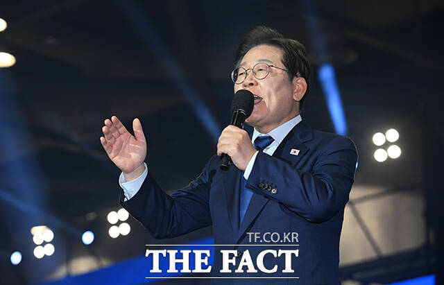 이재명 더불어민주당 대선 경선 후보가 27일 오후 경기 고양시 킨텍스에서 열린 더불어민주당 제21대 대통령선거 후보자 선출을 위한 수도권·강원·제주 합동연설회에 참석해 수락연설을 하고 있다. /고양=박헌우 기자