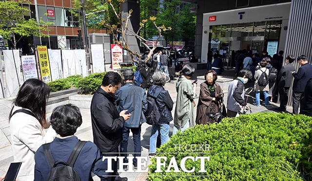 지난달 28일 서울 광화문 T월드 대리점 앞에서 유심을 교체하려는 고객들이 줄을 길게 서 있다. /임영무 기자