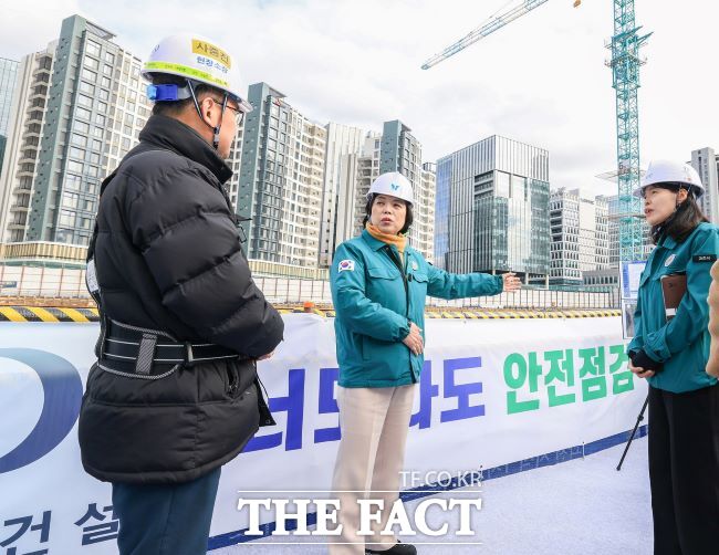 신계용 시장이 대규모 굴착공사 현장을 점검하고 있다./과천시
