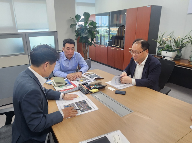 이상진 목포시 부시장이 행정안전부 하종목 지방재정국장을 면담하고 있다. /목포시