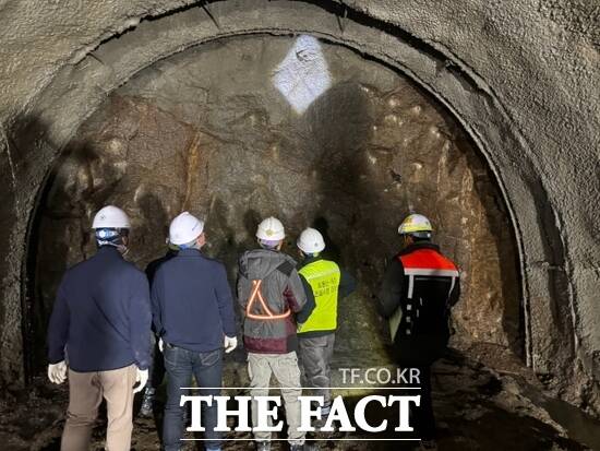경기도 관계자들이 행정안전부 등 관계자들과 함께 최근 월곶~판교 복선전철 건설공사 현장을 찾아 굴착 과정에서의 위험구간을 점검하고 있다./경기