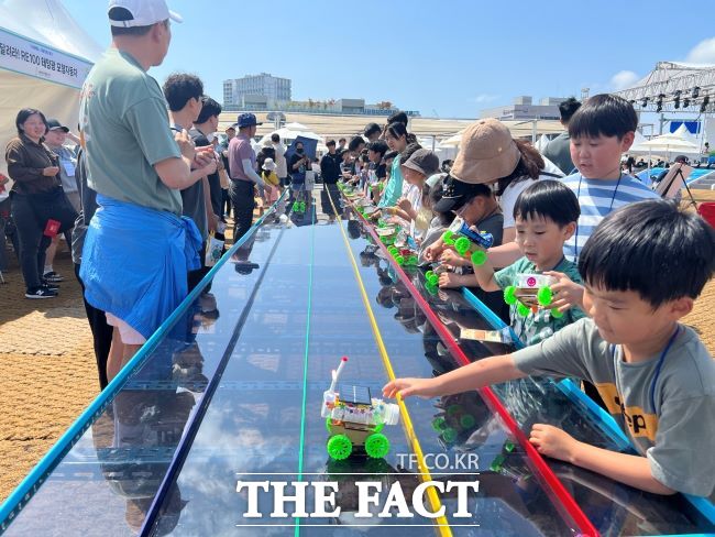 학생들이 재생에너지를 활용한 태양광 모형 자동차 만들기 체험을 하고 있다./시흥시