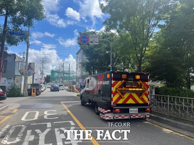 지표투과레이더(GPR) 탐사 차량이 지반침하 여부를 확인하고 있다./더팩트DB