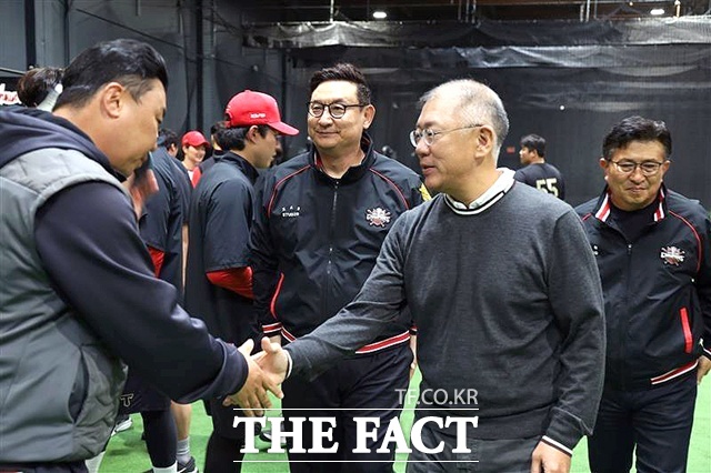 정의선 현대차 회장이 KIA 타이거즈 전지 훈련장을 찾아 선수들을 격려하고 있다. 정 회장은 선수단 전원에게 비즈니스 항공권을 제공하는 등 지원을 아끼지 않고 있다. /현대차