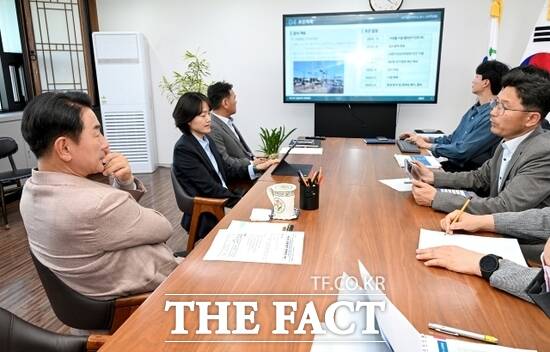 김동근 경기 의정부시장(맨 왼쪽)을 비롯한 의정부시 관계자들이 지난달 30일 제22차 교통정책 전략회의를 열고 현재 지역 내 교통 문제에 대해 논의하고 있다. /의정부시