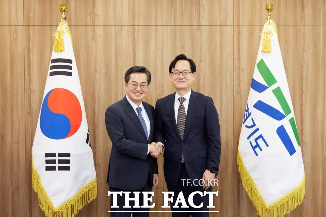 1일 김동연(사진 왼쪽) 경기도지사가 강성천 신임 경기연구원장에게 임명장을 전달하고 함께 기념 촬영을 하고 있다. /경기도