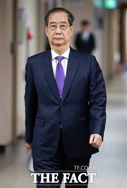 한 권한대행은 저는 우리가 직면한 위기를 극복하기 위해 제가 할 수 있는 일, 제가 해야 하는 일을 하고자 저의 직을 내려놓기로 최종 결정했다고 밝혔다. /뉴시스