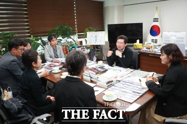 이상일(오른쪽 두 번째) 용인시장이 지난달 30일 자매도시인 미국 윌리엄슨 카운티 경제개발청 관계자들을 만나 두 도시간 기업과 대학의 협력방안을 논의하고 있다. /용인시