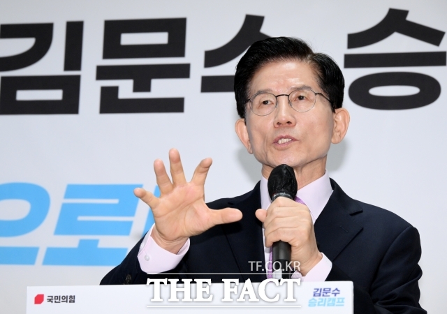 김문수 국민의힘 대선 경선후보는 1일 페이스북에 이재명 판결 관련 김문수 후보 입장문을 내 이재명 더불어민주당 후보에게 일말의 양심이라도 있다면 지금이라도 후보직에서 사퇴하라고 촉구했다. /배정한 기자
