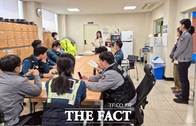 바로희망팀이 경찰 지구대에서 프로그램을 안내하고 있다./부천시